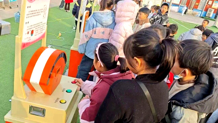 科普大篷车进校园 宪法精神润童心——漯河市科协开展“国家宪法日”主题宣传活动