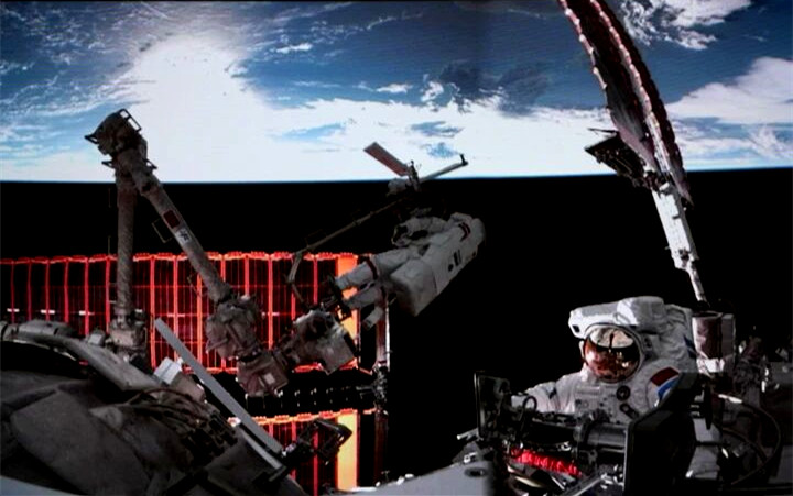 神二十一乘组圆满完成第一次出舱活动