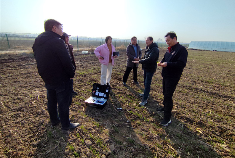 原阳菜农遇难题  农技专家现场 “开良方”