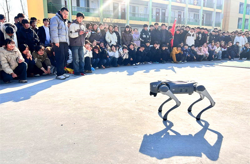 “机械萌犬”进校园 点燃学生科技梦