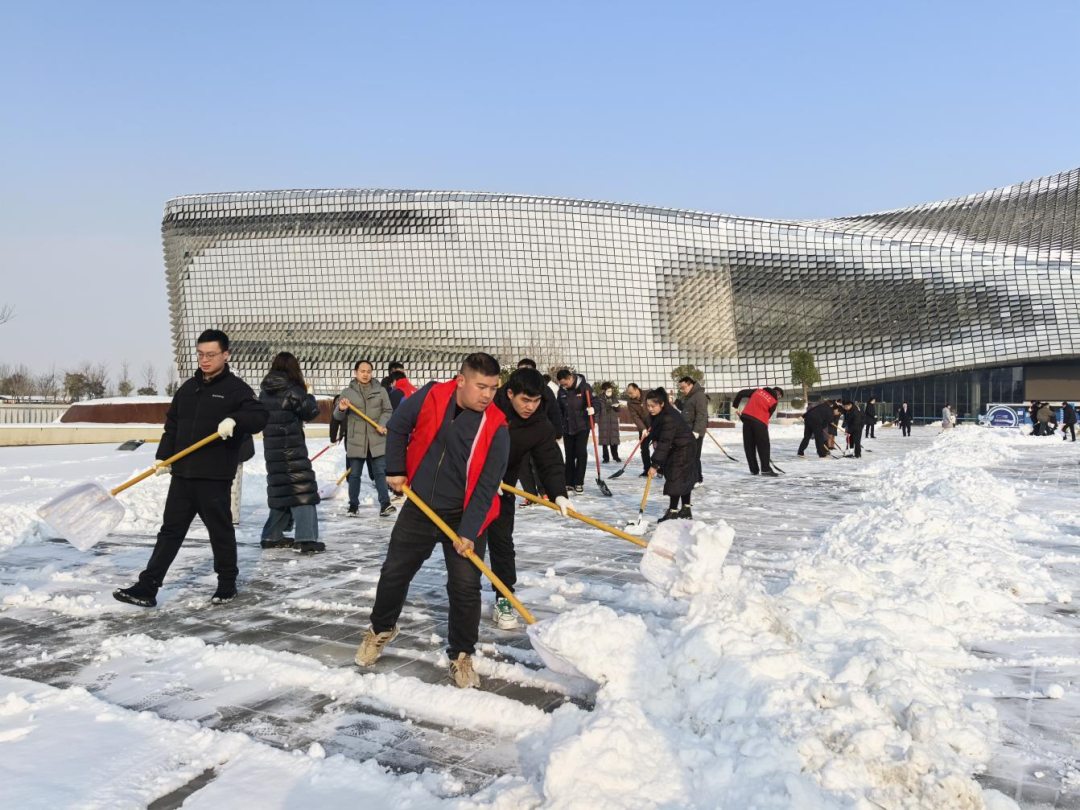 河南省科技馆开展清冰除雪志愿活动