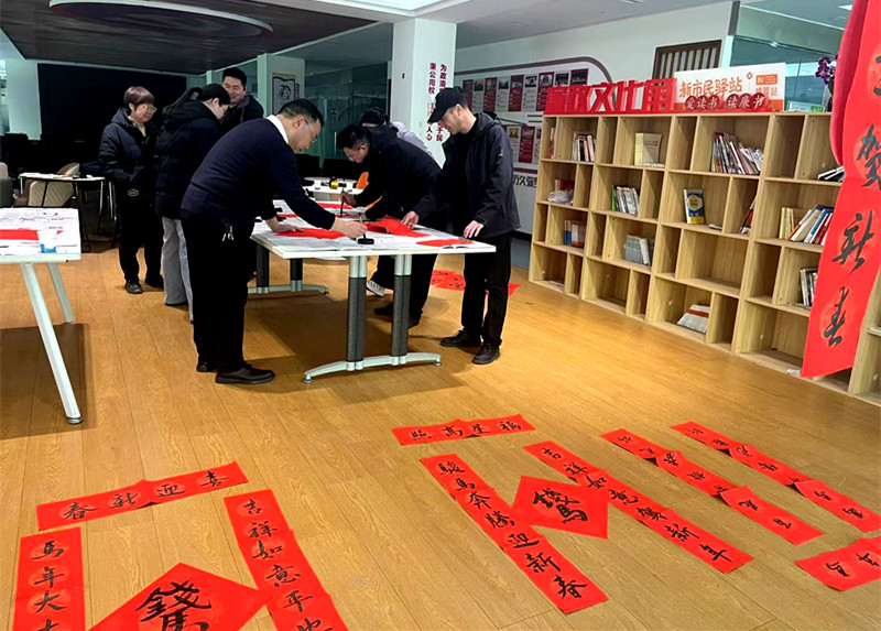 郑州市中原区绿东村街道白鸽社区开展“新春纳福写春联 情暖社区过大年”活动