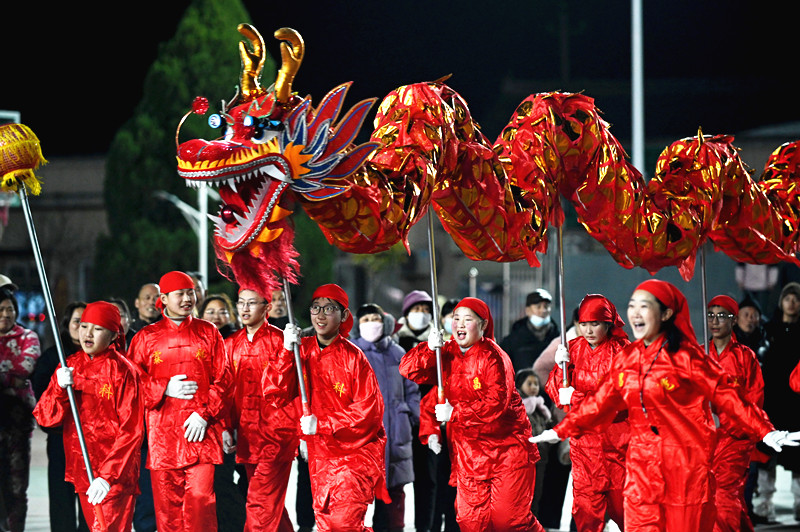 沁阳赵寨村：少年舞龙队 快乐迎新春