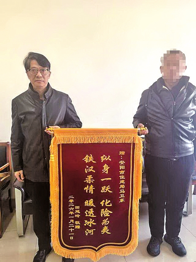 冰河勇者！55岁老兵冒冠心病风险救人 纵身一跃托起生命希望