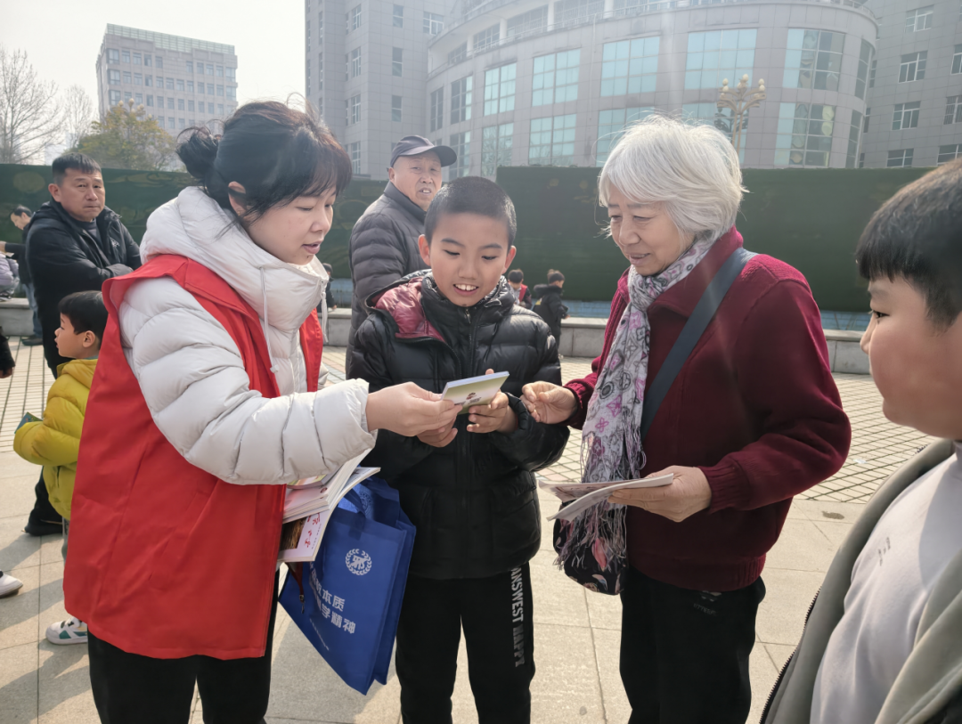 中牟新区 | 元宵佳节送科普  “一老一小”乐融融