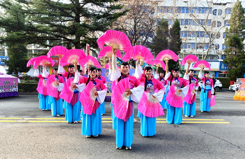 锣鼓闹元宵 师者展风华  阳平一中教师参与灵宝市元宵节社火表演