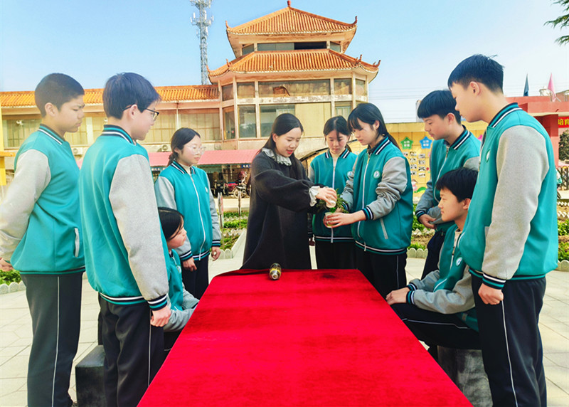 植绿护土守生态，劳动育人促成长——灵宝市阳平一中植树节实践活动