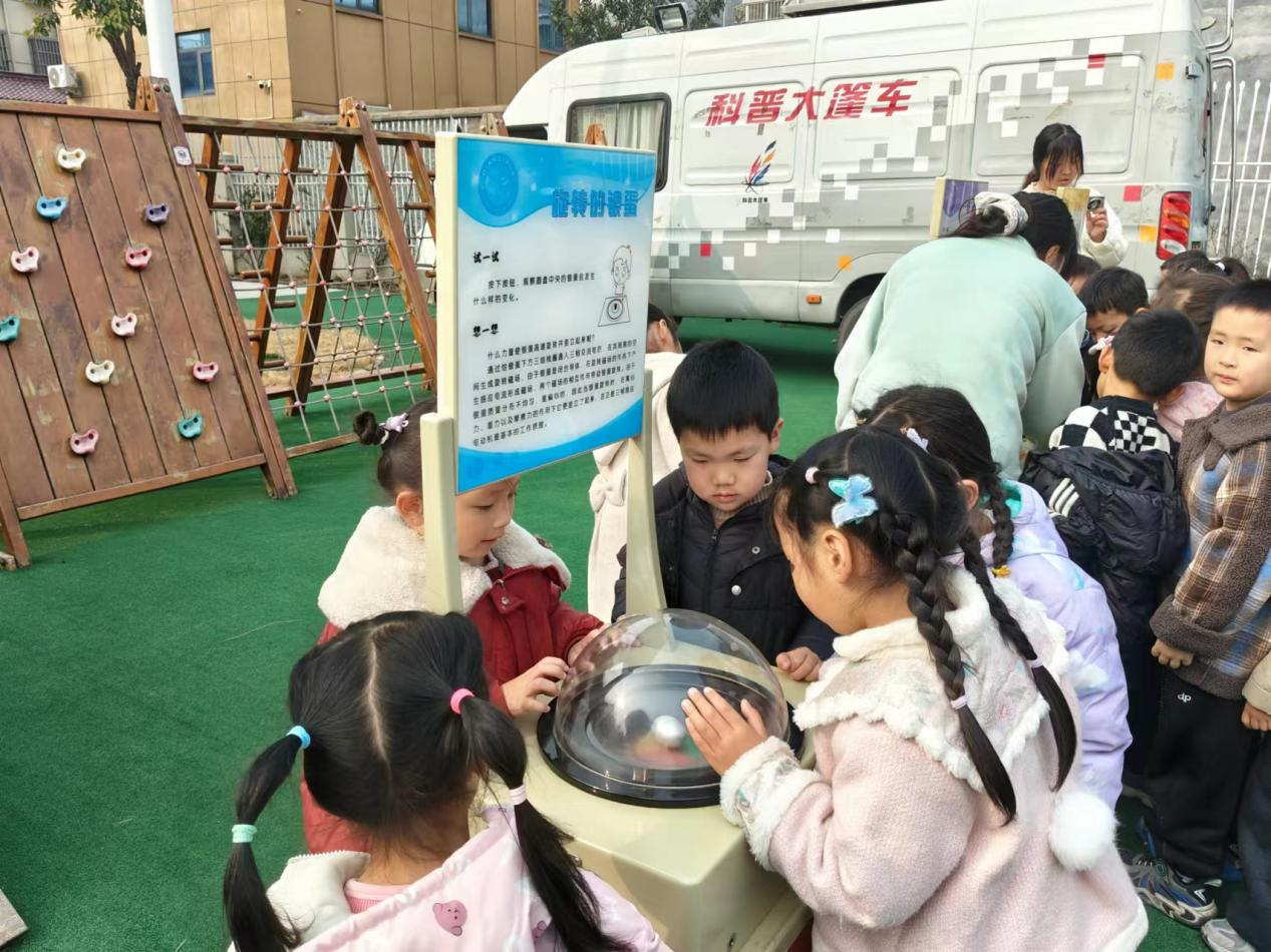 漯河“科普大篷车”开进幼儿园，机器狗萌翻小朋友