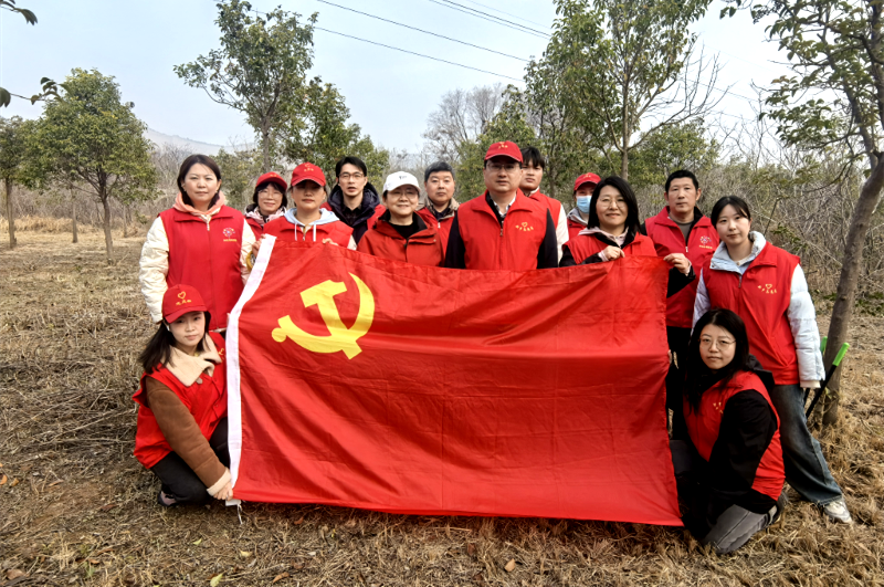 新乡市科协组织开展“党建引领 共‘树’家园”义务植树主题党日活动