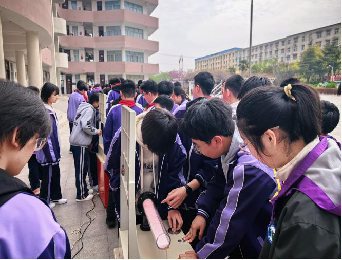 科技盛宴进校园 趣味实验探奥秘——许昌市科普大篷车巡展活动走进建安区实验中学