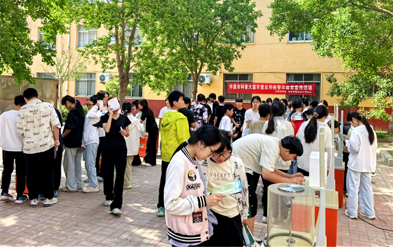 许昌市科普大篷车活动走进建安区陈曹乡一中