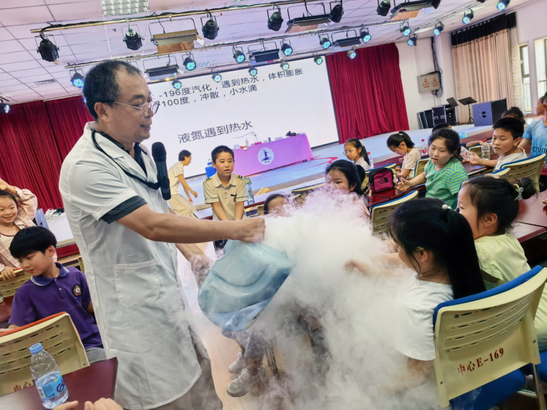科普浸润暑期时光 实验启迪少年初心——“筑梦小小科学家”暑期科普系列活动在新乡顺利举办