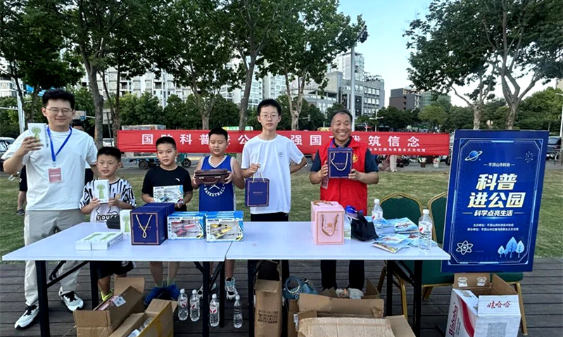 湖畔游园识重器  国防科普润人心 ——平顶山市科协国防科普进白龟湖湿地公园活动火热开讲