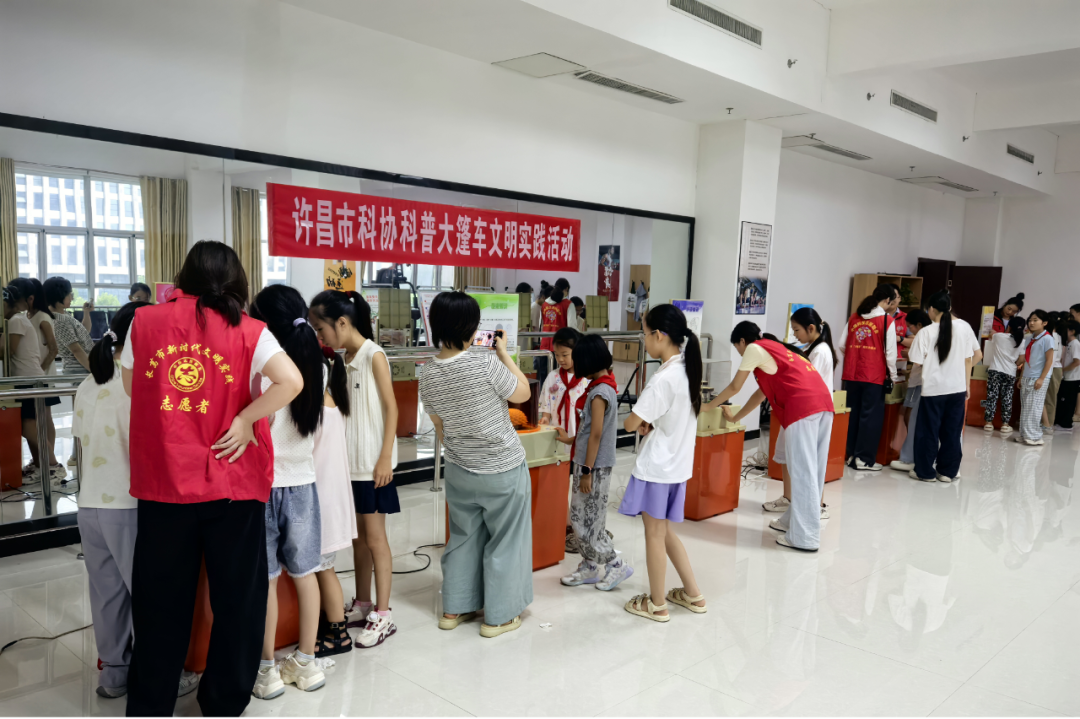 许昌市科协到长葛市新时代文明实践中心开展科普大篷车文明实践活动