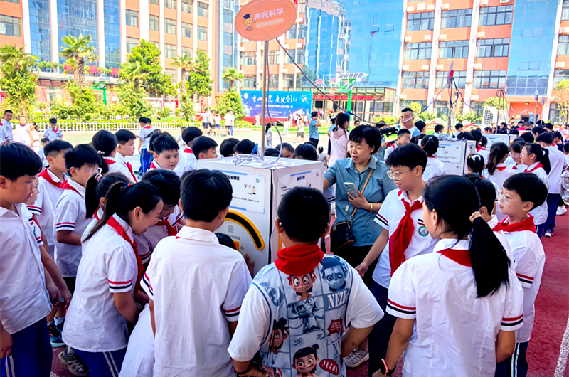 科普大篷车进校园  助力“开学第一课”
