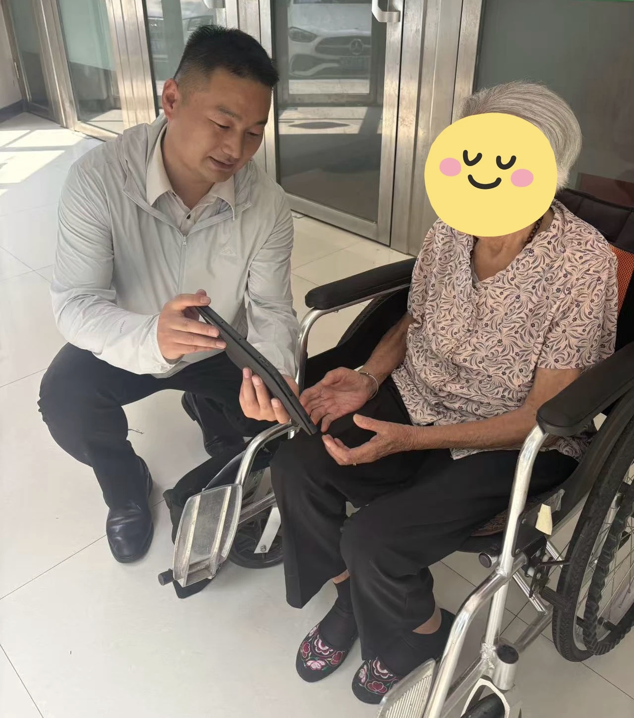 轮椅旁的十分钟：招商银行郑州黄河路支行上门为九旬老人解难题