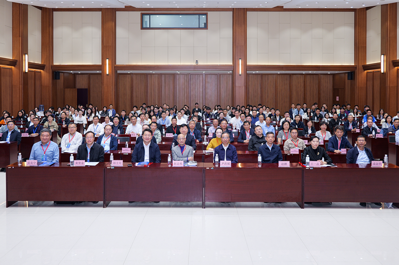 尹洪斌出席河南省自然资源学会2026年学术年会暨全国省级自然资源学会研讨会