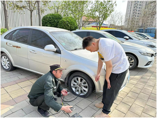 男子出游遇车胎撒气 郑州市杨金路巡防队员伸手解忧