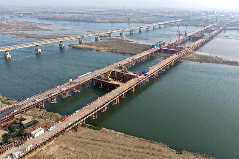 焦平铁路洛阳黄河公铁大桥主桥水中墩首个承台浇筑完成