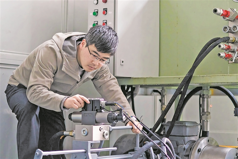 他们“让大象在针尖上起舞”   ——实验室里的年轻人